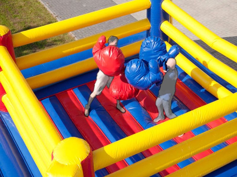 Zwei Jungs stehen im Boxring mit XXXL Boxhandschuhen