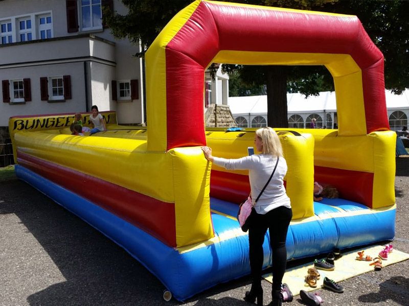 Eine Bungee Run Anlage