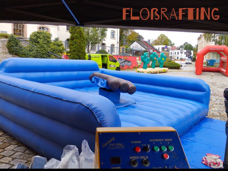 Aufblasbares Floß-Rafting-Modul mit Steuerpult auf Eventfläche