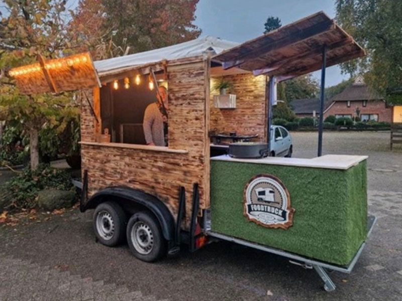 Rustikaler Foodtruck mit Holzoptik und offener Verkaufstheke