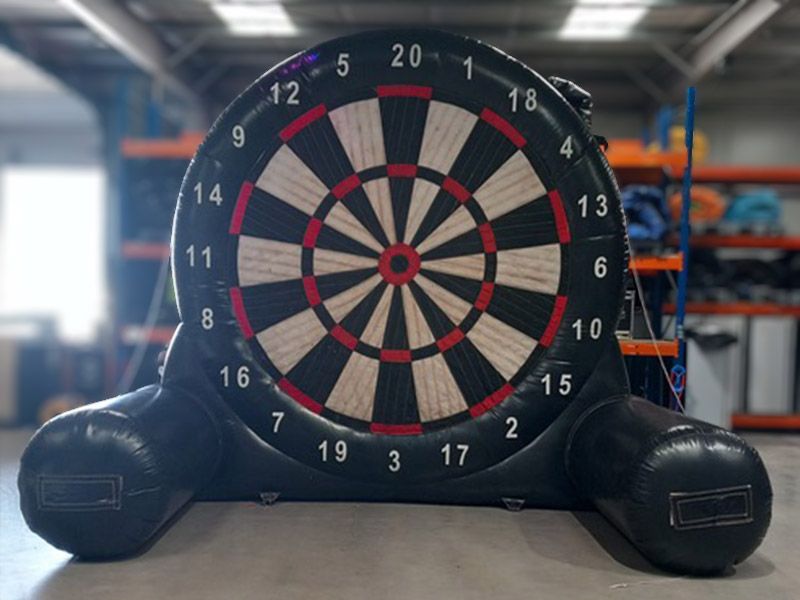 Aufblasbare XXL-Dartscheibe in einer Eventhalle