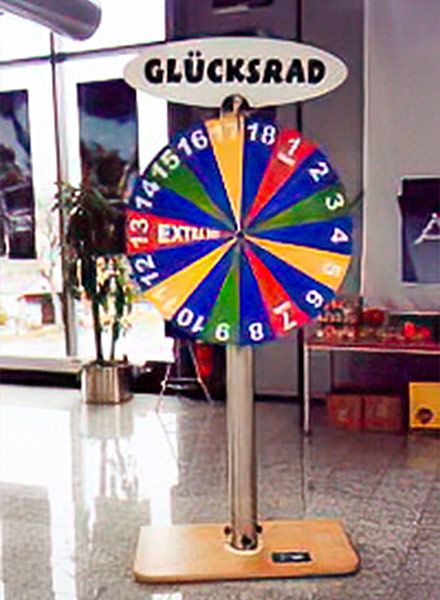 Ein buntes Glücksrad mit 24 Zahlen