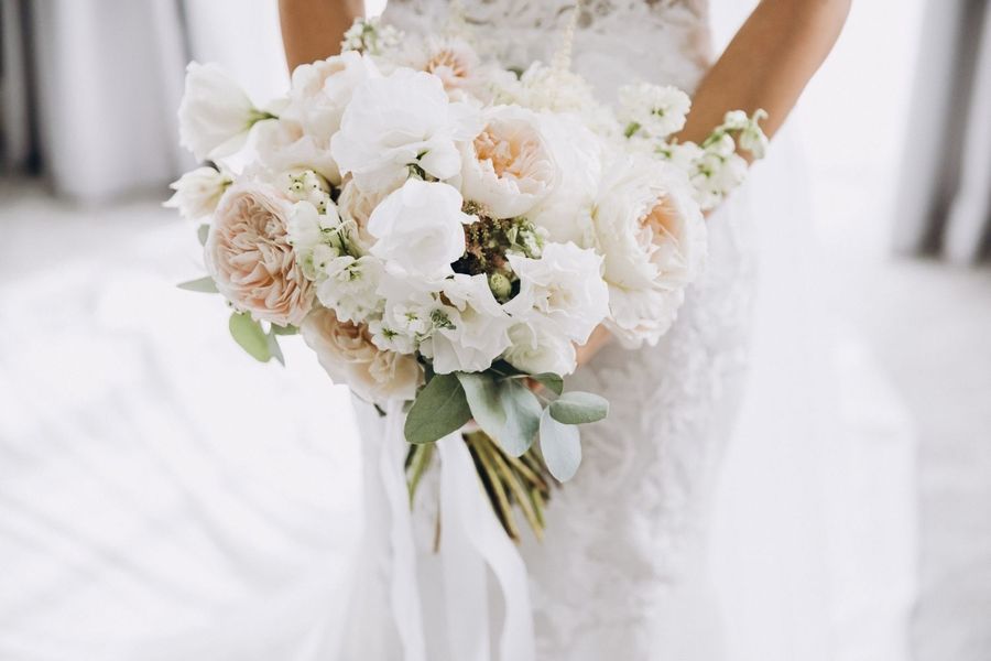 Eine Frau im Hochzeitskleid mit Brautstrauß