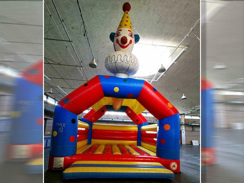 Hüpfburg mit einem Clown an der Spitze