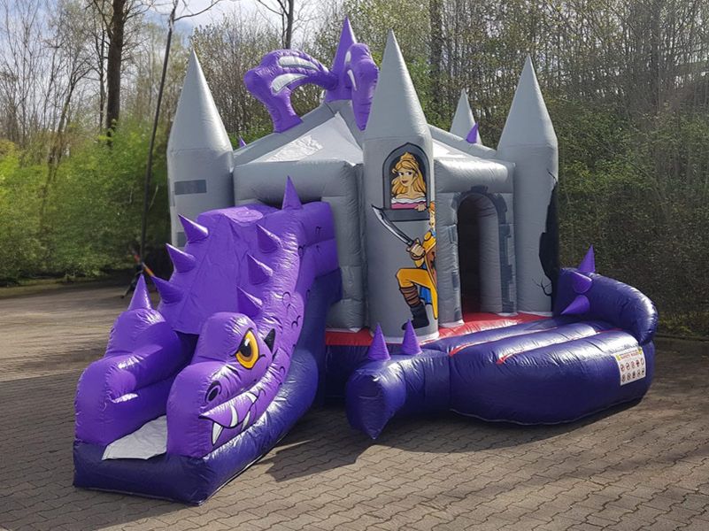Hüpfburg in Form eines Drachenkopfes in lila und grau