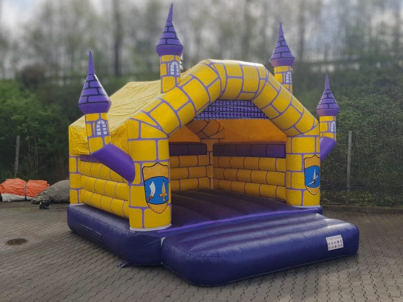 Gelbe Hüfburg mit lilanem Boden