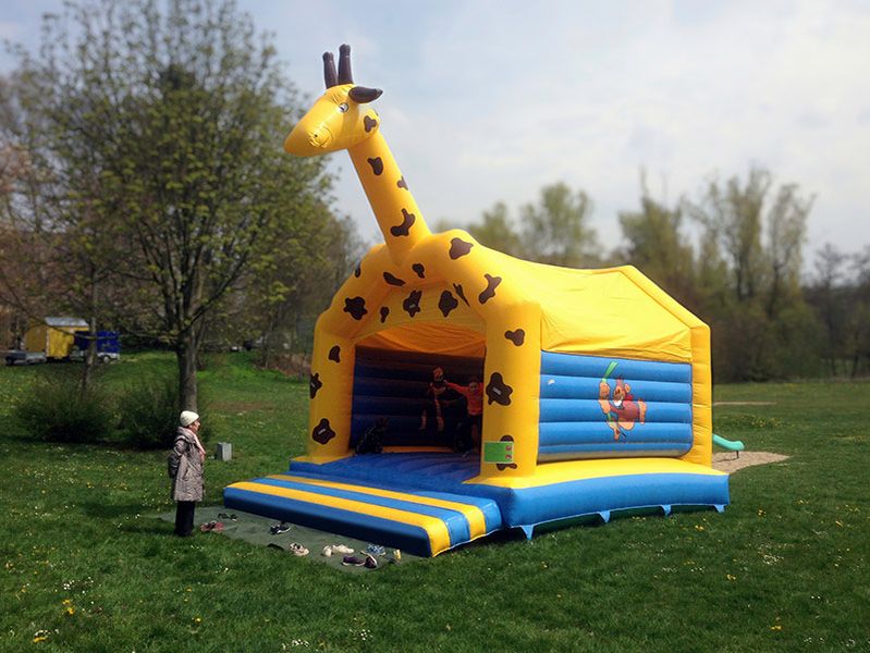 Große Hüpfburg in Form einer Giraffe