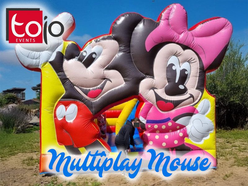 Minnie und Mickey Mouse auf einer Hüpfburg
