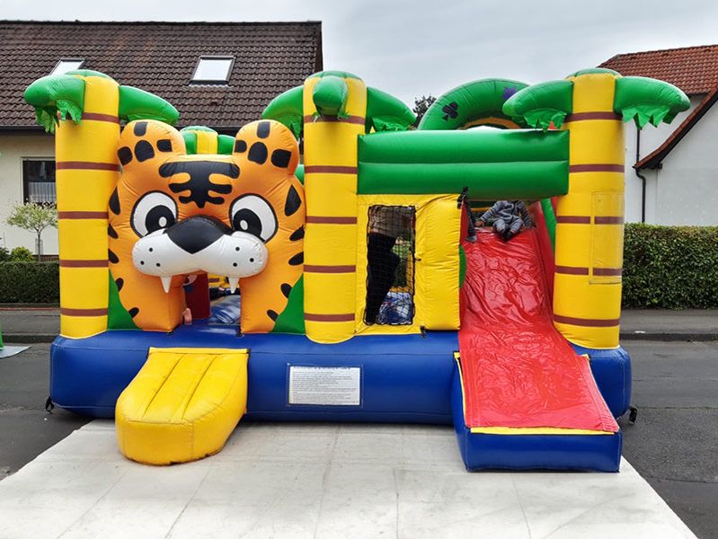 Hüpfburg mit einem Tigerkopf