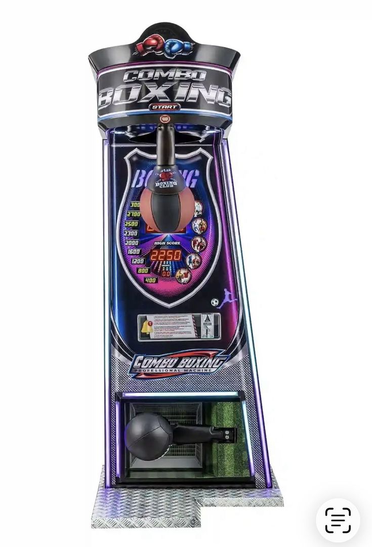 Frontalansicht eines Combo Boxing Automaten mit digitaler Punktanzeige und beleuchtetem Gehäuse vor weißem Hintergrund