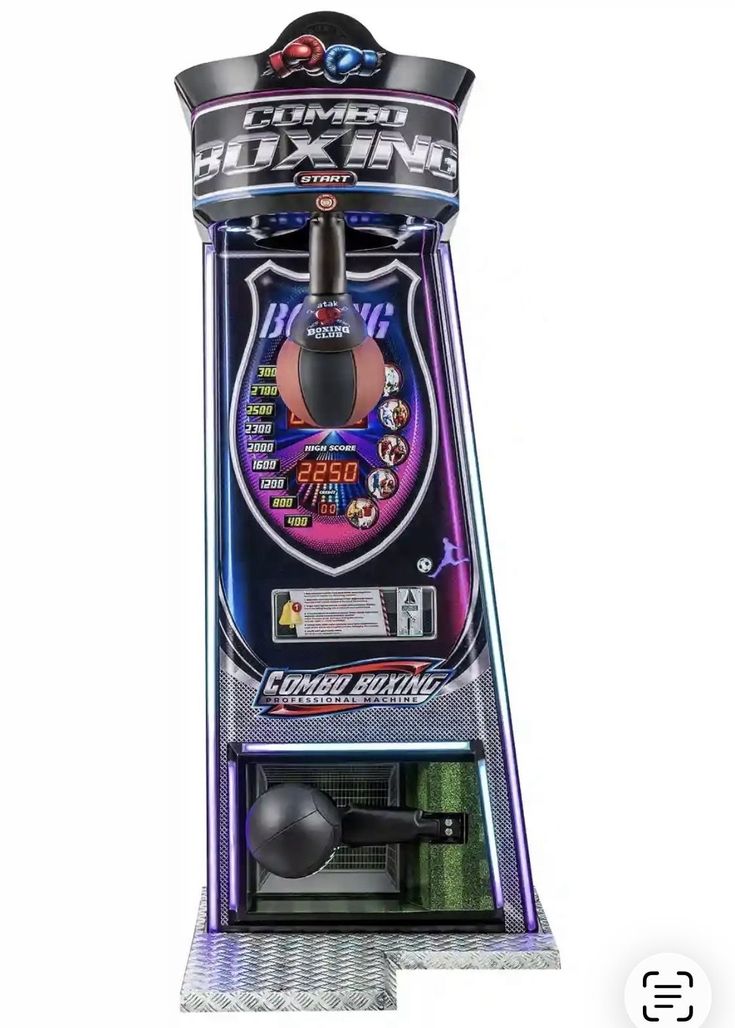 Frontalansicht eines Combo Boxing Automaten mit digitaler Punktanzeige und beleuchtetem Gehäuse vor weißem Hintergrund