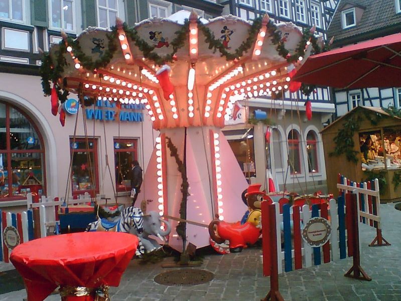 Ein Hängekarussell mit Tierfiguren