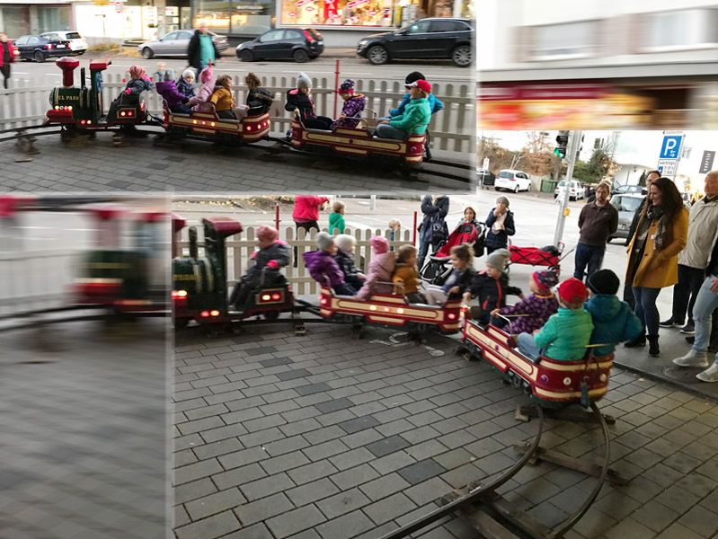 Viele Kinder sitzen auf einer Kindereisenbahn