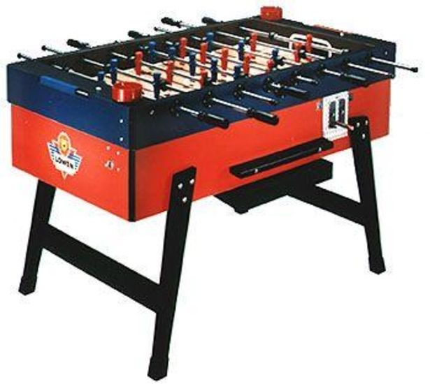 Ein Tischkicker in orange und blau