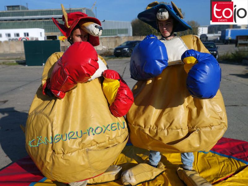 Zwei Kinder in einem Känguru Box Kostüm