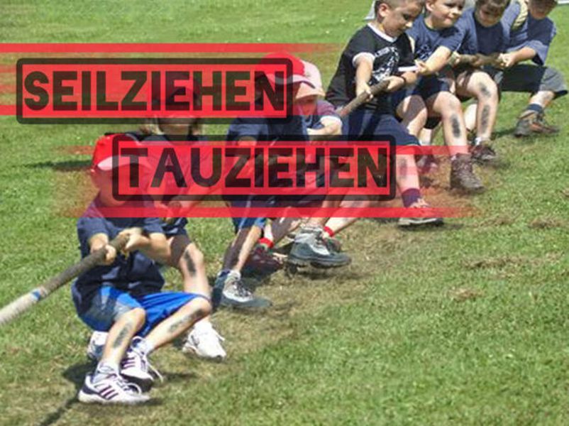 Mehrere Kinder beim Seilziehen