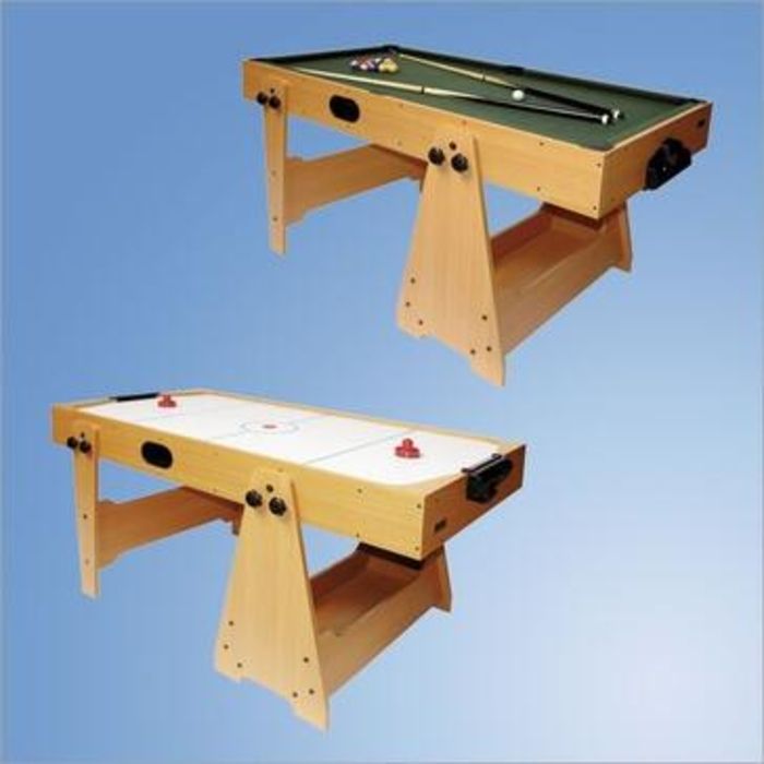 Zwei Spieltische zum Klappen als Billard- und Airhockeytisch nutzbar
