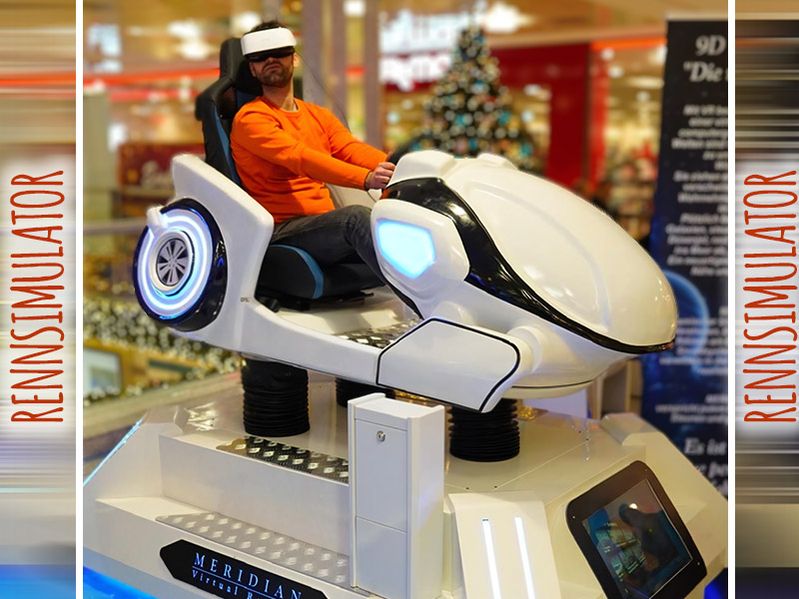 Mann in futuristischem Rennsimulator mit VR-Brille bei Event