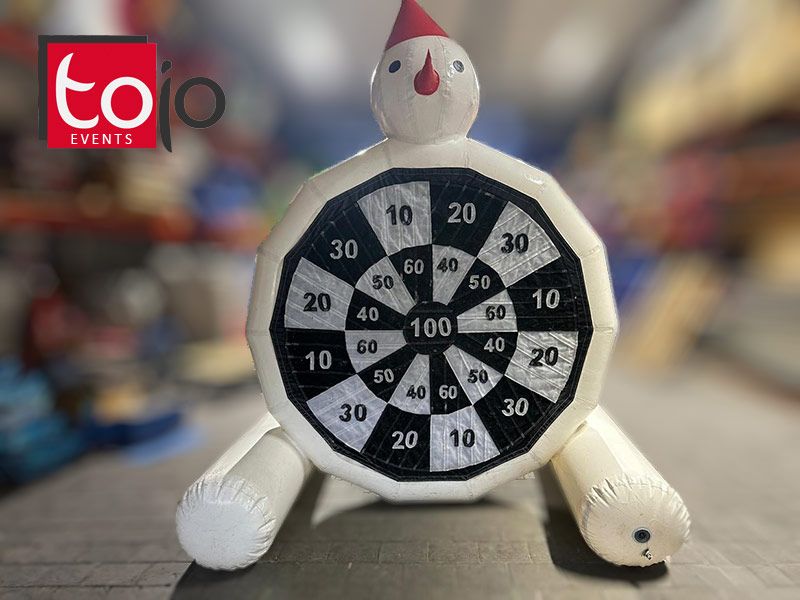 Ein großer aufblasbarer Schneemann mit einer Dartscheibe als Bauch welche als Zielscheibe für die Schneebälle dient