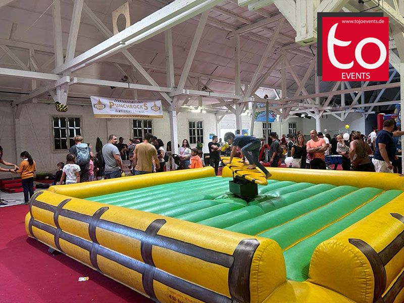 Ein Surfsimulator in einer großen Halle