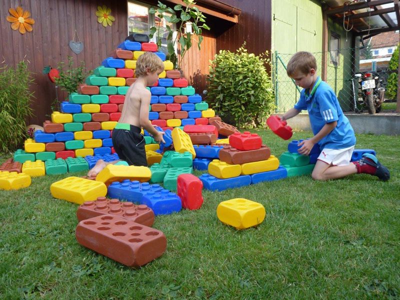 Zwei Jungen spielen mit XXL Legosteinen