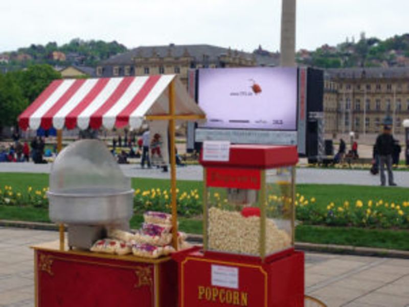 Zuckerwatten und Popcornstand unter freiem Himmel